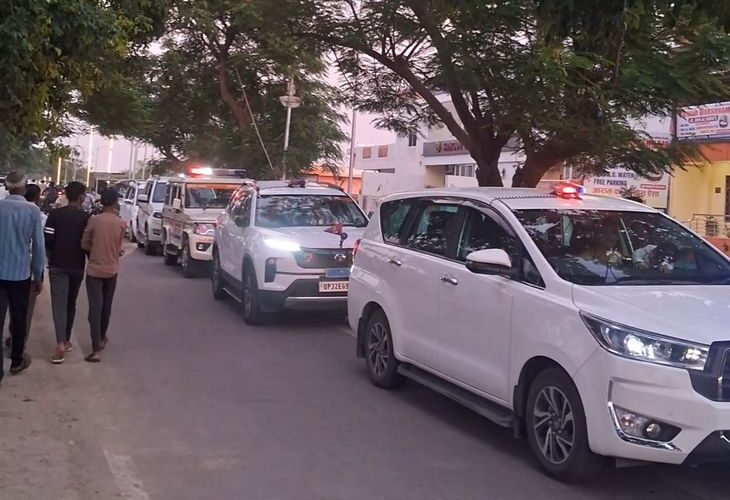JCP convoy stuck in traffic jam at Naini Selfie Point | नैनी सेल्फी प्वाइंट पर जाम में फंसा जेसीपी का काफिला: सोमेश्वर महादेव मंदिर दर्शन के बाद वापसी पर भीड़ से बना जाम, पुलिस व्यवस्था नदारद – Prayagraj (Allahabad) News