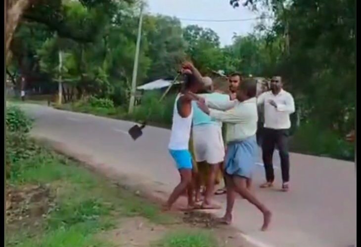 Uncle and uncle attacked nephew with shovel and stick, VIDEO | चाचा-ताऊ ने बेलचे-लाठी से भतीजे पर किया हमला, VIDEO: बिजली तार तोड़ने से रोका था, गंभीर हालत में अस्पताल भर्ती – Kaushambi News