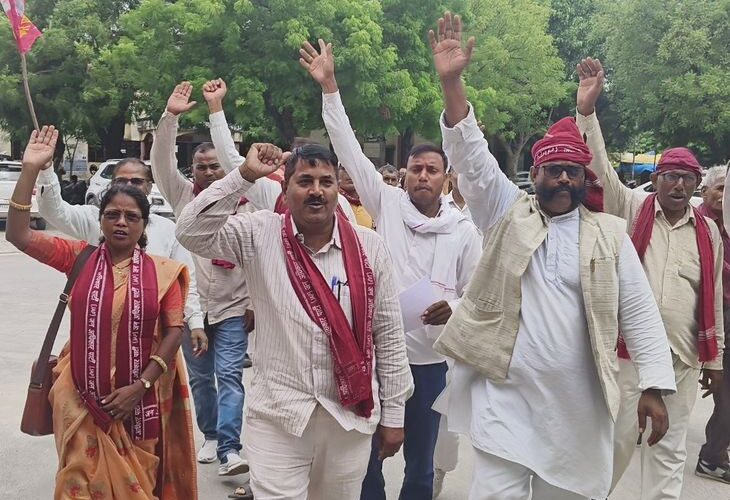 Jan Adhikar Party’s protest against school merger policy | जन अधिकार पार्टी का स्कूल मर्जर नीति के खिलाफ प्रदर्शन: कम छात्र संख्या वाले 27200 स्कूलों को बंद करने के विरोध में डीएम को सौंपा ज्ञापन – Mau News