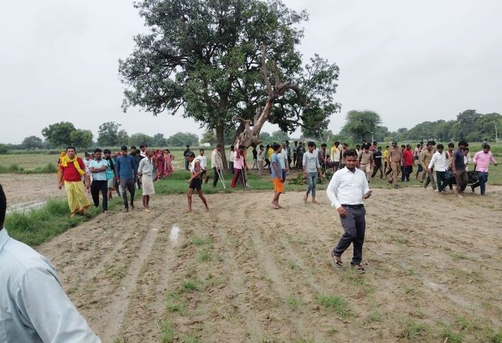 Body of a 35-year-old man found hanging from a tree | पेड़ पर मिला 35 साल के व्यक्ति का शव: औरैया में फॉरेंसिक टीम जांच के दौरान टूटी पेड़ की डाल, नीचे गिरी लाश – Auraiya News