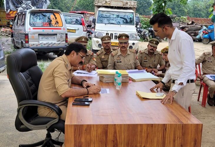 On Thana Diwas, DCP West heard the problems of the complainants | थाना दिवस पर डीसीपी पश्चिम ने सुनी फरियादियों की समस्याएं: दिनेश त्रिपाठी ने सचेंडी थाने में शिकायतों के त्वरित निस्तारण के दिए निर्देश – Kanpur News