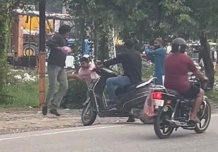 Forest department clerk Irfan beaten up in Bareilly, VIDEO | वन विभाग के लिपिक इरफान की बरेली में पिटाई, VIDEO: पहले भी डिप्टी डायरेक्टर के स्टेनो से की थी मारपीट – Pilibhit News