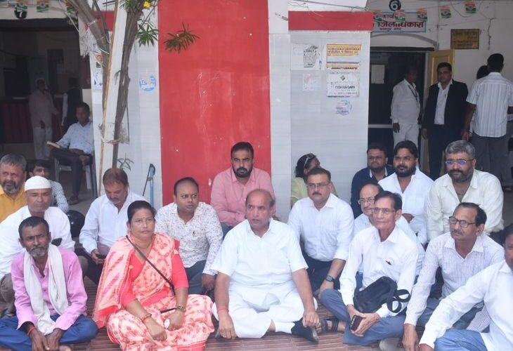 Objectionable poster against Indira Gandhi in Sadar Tehsil | सदर तहसील में इंदिरा गांधी के खिलाफ आपत्तिजनक पोस्टर: कांग्रेस कार्यकर्ताओं ने किया विरोध प्रदर्शन, प्रशासन ने हटवाए पोस्टर – Kanpur News
