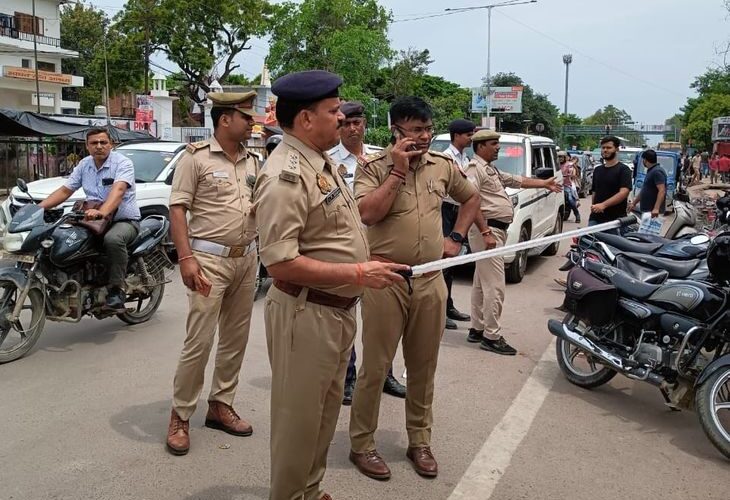 Encroachment removed from PGI to Vrindavan Yojana | पीजीआई से वृंदावन योजना तक अतिक्रमण हटाया: सड़क किनारे दुकान लगाने पर होगी कार्रवाई, नो पार्किंग में वाहनों का चालान – Lucknow News