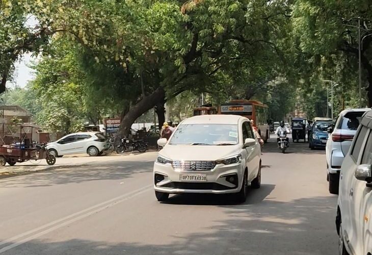 A car without a number plate hit a young man | बिना नंबर प्लेट की कार ने युवक को टक्कर मारी: घायल को घसीटते हुए ले गया चालक, फिर फरार; सीसीटीवी से तलाश जारी – Prayagraj (Allahabad) News