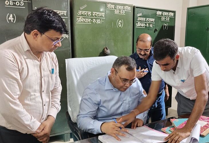 Pranay Singh, the new DM of Kasganj, took charge | कासगंज के नए डीएम प्रणय सिंह ने संभाला पदभार: अधिकारियों ने किया स्वागत, जनता की शिकायतों के त्वरित निस्तारण के दिए निर्देश – Kasganj News
