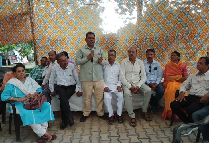 Demand of UP Body Employees Federation | यूपी निकाय कर्मचारी महासंघ की मांग: बरेली नगर निगम कर्मचारियों ने आयुक्त को सौंपा ज्ञापन, मांगें न मानने पर आंदोलन की चेतावनी – Bareilly News
