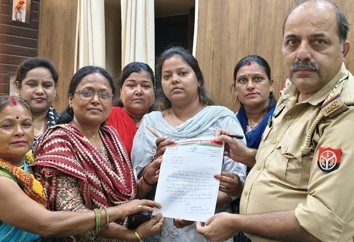 Controversy over indecent comment on SP MP Dimple Yadav | सपा सांसद डिम्पल यादव पर अशोभनीय टिप्पणी से विवाद: मौलाना के बयान पर सपा कार्यकर्ताओं का विरोध, लखीमपुर में महिला सभा ने दी तहरीर – Lakhimpur-Kheri News