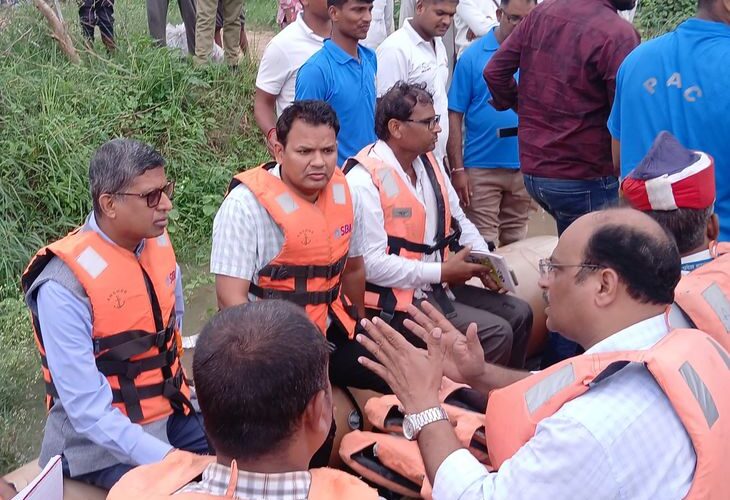 Visit to flood affected villages in Kanpur countryside | कानपुर देहात में बाढ़ प्रभावित गांवों का दौरा: DM ने लिया हालात का जायज़ा, राहत कार्यों में लापरवाही पर दी चेतावनी – Kanpur Dehat News