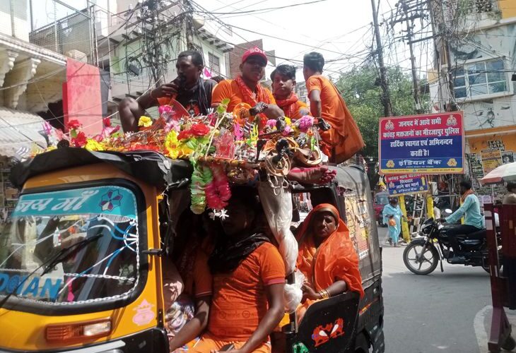 A group of Kanwarias left on the second Monday of Sawan | सावन के दूसरे सोमवार पर कांवरियों का जत्था रवाना: बरियाघाट से गंगाजल लेकर निकले श्रद्धालु, बोल बम के जयघोष से गूंजा मार्ग – Mirzapur News