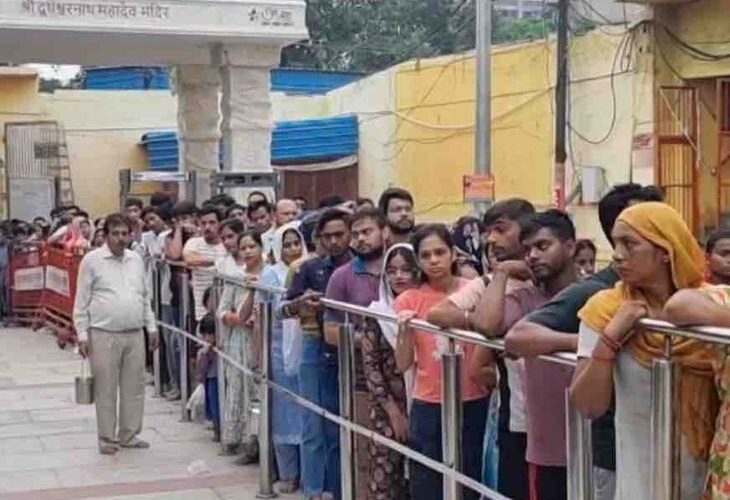 On the third Monday of Sawan, a huge crowd gathered in Shiva temples | सावन के तीसरे सोमवार पर शिवालयों में उमड़ा जनसैलाब: गाजियाबाद के दूधेश्वरनाथ मंदिर में श्रद्धालुओं की लंबी कतारें, पुलिस ने की विशेष व्यवस्था – Ghaziabad News
