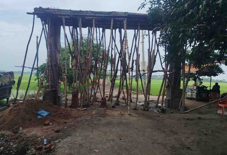 Beautification of Maa Jalipa Devi Temple in Unnao | उन्नाव में मां जालिपा देवी मंदिर का सौंदर्यीकरण: मुख्य मार्ग बंद होने से 12 गांवों के लोगों को परेशानी, वैकल्पिक रास्ता कीचड़ में तब्दील – Unnao News
