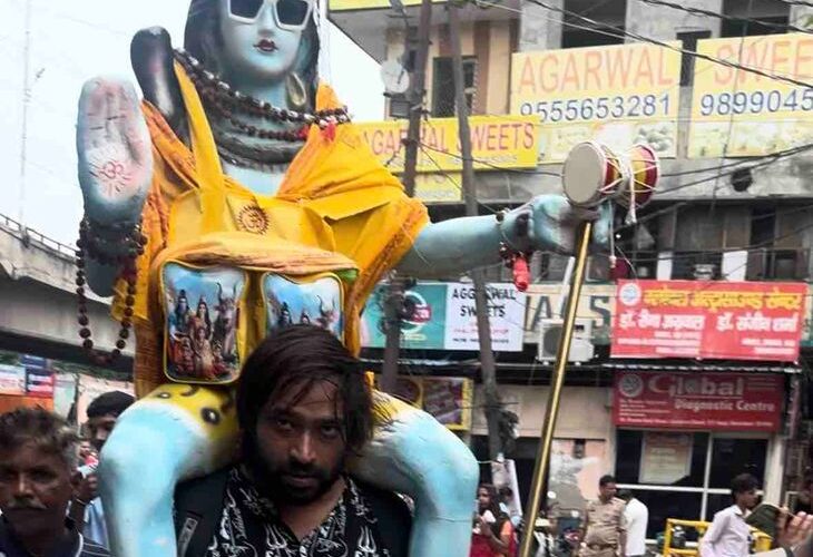 Unique devotion to Shiva in Saavan | सावन में अनूठी शिव भक्ति: हरिद्वार से पैदल चलकर दूधेश्वरनाथ पहुंचा श्रद्धालु, कंधे पर शिव की प्रतिमा लेकर कर रहा यात्रा – Ghaziabad News