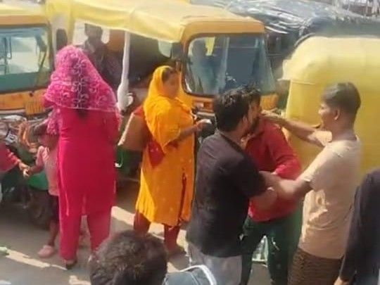 Auto drivers create ruckus at Phaphund station | फफूंद स्टेशन पर ऑटो चालकों का हंगामा: सवारी बिठाने को लेकर मारपीट, स्टेशन परिसर में रोज का जाम – Auraiya News