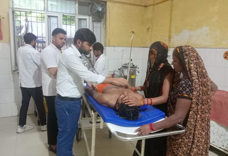 Kavad pilgrims’ bike and school eco car collide | कावड़ यात्रियों की बाइक और स्कूली इको कार की टक्कर: चार कांवड़िए घायल, गुस्साए साथियों ने किया सड़क जाम – Firozabad News