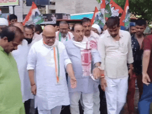 Congress state president descended into the pit and showed the development of varanasi | कांग्रेस प्रदेशाध्यक्ष ने गड्ढे में उतरकर दिखाया बनारस का विकास: जुलूस निकालकर पीएम के वादों पर सवाल उठाया, कांवरियां शिविरों में बिजली-पानी गुल मिली – Varanasi News