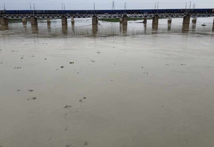 Ganga water level rises due to monsoon rains in North India | उत्तर भारत में मानसूनी बारिश से गंगा का जलस्तर बढ़ा: उन्नाव में चेतावनी बिंदु से 34 सेमी दूर पहुंचा पानी, तटीय इलाकों में जलभराव, दो दिन में जलस्तर ज्यादा बढ़ने के आसार – Unnao News