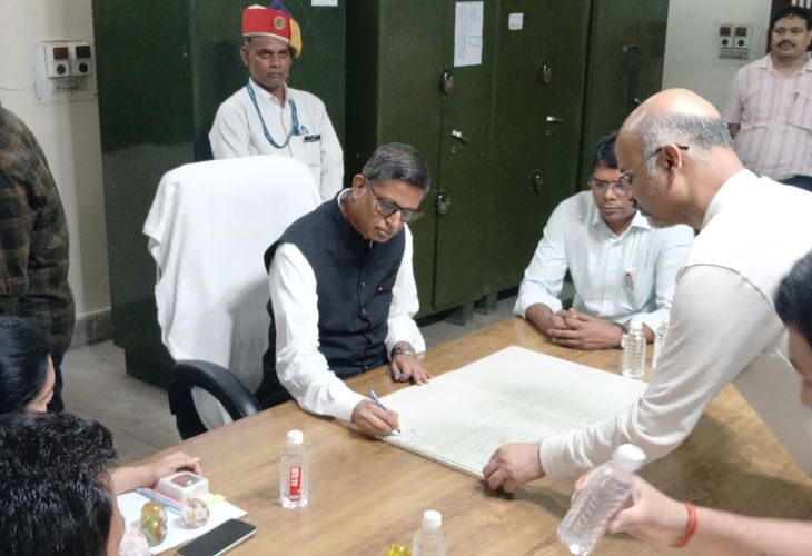 New District Magistrate took charge in Kanpur Dehat | कानपुर देहात में नए जिलाधिकारी ने संभाला कार्यभार: कोषागार पहुंचकर लिया चार्ज, विकास कार्यों में लापरवाही न बरतने के दिए निर्देश – Kanpur Dehat News