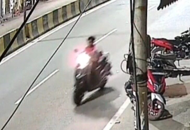 Scooty stolen from outside the hospital in Kasganj | कासगंज में अस्पताल के बाहर से स्कूटी चोरी: 15 सेकंड में लॉक तोड़कर स्कूटी लेकर चोर फरार, घटना सीसीटीवी में कैद – Kasganj News