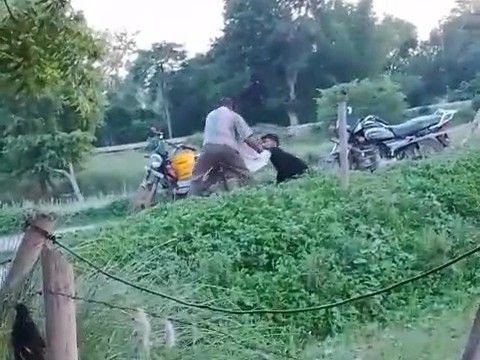 10 thousand rupees looted from a handicapped person after beating him | दिव्यांग से मारपीट कर लूटे 10 हजार रुपए, VIDEO: गोंडा में दो दबंगों ने रास्ता रोक कर की पिटाई, जान से मारने की धमकी दी – Gonda News