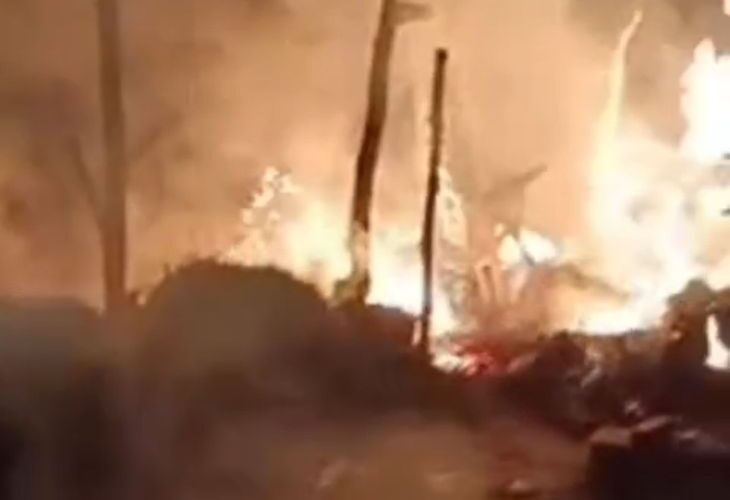A thatched house caught fire due to a gas cylinder explosion | गैस सिलेंडर फटने से छप्पर नुमा मकान में आग: अम्बेडकरनगर में हादसा, गृहस्थी का सामान-राशन जलकर राख, प्रशासन से मदद की गुहार – Ambedkarnagar News