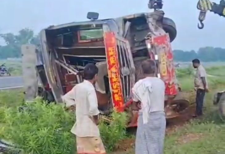 Double decker bus overturned after crushing a bike rider | बाइक सवार को रौंदकर डबल डेकर बस पलटी: हाथरस में हादसा, 5 यात्री घायल, मथुरा से शाहजहांपुर जा रहे थे – Hathras News