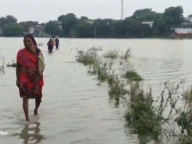 The water level of Ganga in Ghazipur is 62.3 meters | गाजीपुर में गंगा का जलस्तर 62.3 मीटर: चेतावनी बिंदु पार, प्रति घंटे 3 सेंटीमीटर बढ़ रहा पानी – Ghazipur News