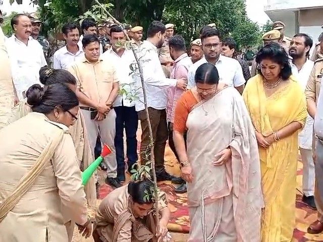 One tree in the name of mother campaign | एक पेड़ मां के नाम अभियान: इटावा के सैनिक स्कूल में डीएम, एसएसपी और विधायक ने किया वृक्षारोपण – Etawah News