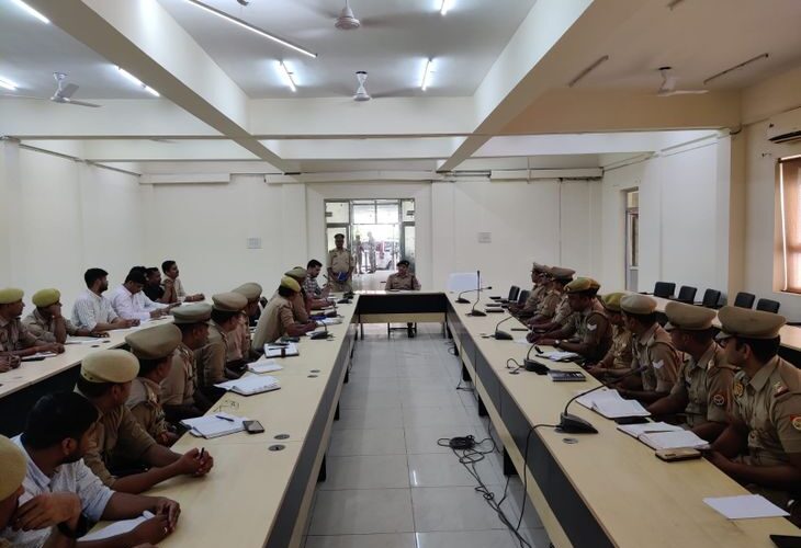 DCP held a meeting to prevent crime | अपराध रोकथाम के लिए डीसीपी ने की बैठक: वांछित और गैंगस्टर अपराधियों पर कड़ी निगरानी रखने के निर्देश – Lucknow News