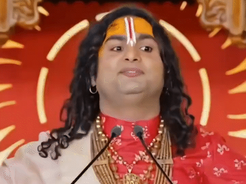Aniruddhacharya Kathavachak women Remarks Controversy Updates Uttar Pradesh Mathura Vrindavan | लड़कियां मुंह मारती हैं…कहने वाले अनिरुद्धाचार्य के पास अमेरिकन डिग्री: विरोध में उतरीं महिलाएं; VIDEO में देखिए कथावाचक के 5 विवादित बयान – Uttar Pradesh News