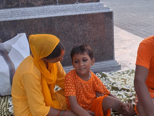 Prayagraj Family Kanwar Yatra Story; Kashi Vishwanath Temple | Sawan 2025 | प्रयागराज में 5 साल के बेटे के लिए उठाई कांवड़: पहले बोल नहीं पाता था, अब चल नहीं पाता; माता-पिता को भोलेनाथ पर भरोसा – Varanasi News