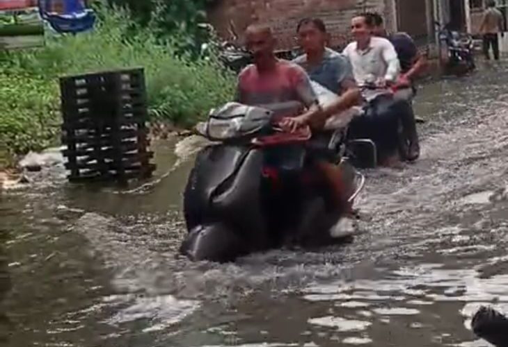 Waterlogging on roads due to rain in Sambhal | संभल में बारिश से सड़कों पर हुआ जलभराव: तापमान में 4 डिग्री की गिरावट आई, नगर पालिका के दावों की खुली पोल – Sambhal News
