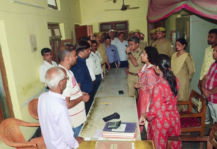Inspection of fertilizer distribution system | खाद वितरण व्यवस्था की जांच: डीएम-एसपी ने तीन केंद्रों का किया निरीक्षण, टोकन सिस्टम लागू करने के निर्देश – Lakhimpur-Kheri News