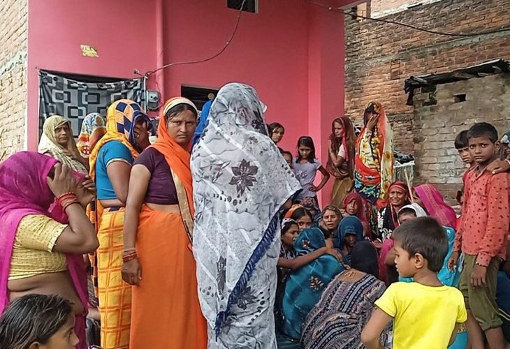 Girl dies due to snake bite in Banda | बांदा में सांप काटने से बच्ची की मौत: घर के बाहर खेलते समय डसा, अस्पताल ले जाते समय दम तोड़ा – Banda News