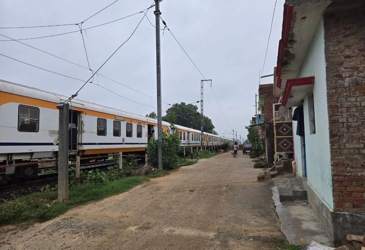 Tree fell on Bhatni-Varanasi railway track | भटनी-वाराणसी रेलखंड पर पेड़ गिरा: ओएचई लाइन टूटी, कई ट्रेनें रुकीं; दादर एक्सप्रेस 2 घंटे तक फंसी – Deoria News