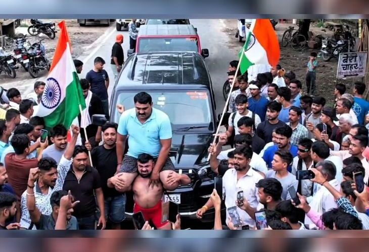 The feat of Akola’s Gaurav wrestler | अकोला के गौरव पहलवान का कारनामा: कमर में रस्सी बांधकर खींची चार गाड़ियां, 50 मीटर तक ले गए – Agra News
