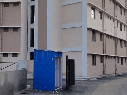 Cheaper flats have concrete floors, not tiles | सस्ते फ्लैटों में पक्की फर्श है, टाइल नहीं: दीवार के ऊपर से की गई है वायरिंग, बालकनी भी नहीं – Gorakhpur News