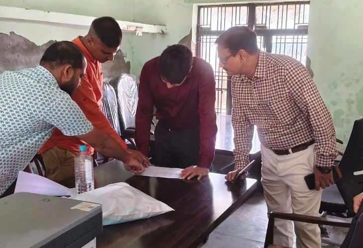 During CDO’s inspection, 12 out of 21 workers were found missing | सीडीओ के निरीक्षण में 21 में 12 कर्मी मिले गायब: ब्लॉक नकहा में कर्मचारियों की मनमानी, स्वास्थ्य केंद्र बंद मिला – Lakhimpur-Kheri News
