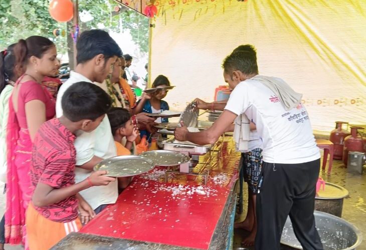 Crowd gathered at Brahmadev Baba temple on Monday of Sawan | सावन के सोमवार पर ब्रह्मदेव बाबा मंदिर में उमड़ी भीड़: हरदोई में शिवभक्तों ने किया जलाभिषेक, कांवड़िए भी पहुंचे दर्शन के लिए – Hardoi News