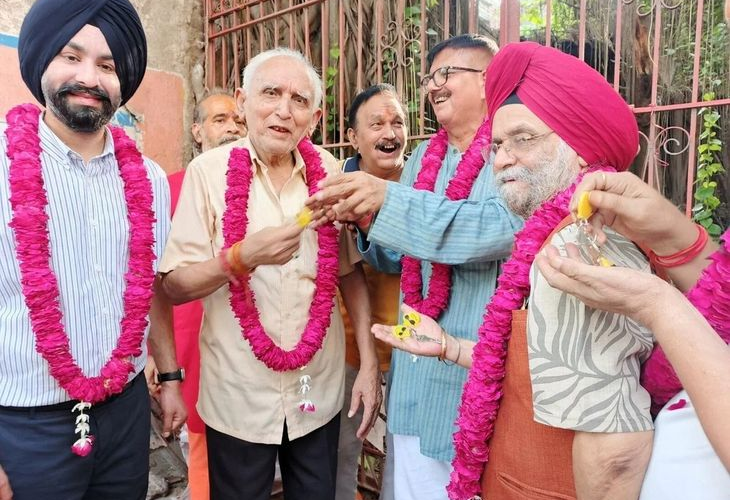 42 year old dispute resolved by opening the lock of Gurudwara-Temple in varanasi | गुरुद्वारा-मंदिर का ताला खोलकर सुलझाया 42 साल पुराना विवाद: मंदिर में सबद तो गुरूद्वारा में गूंजेगा हनुमान चालीसा, सीएम योगी ने दिया था सुझाव – Varanasi News