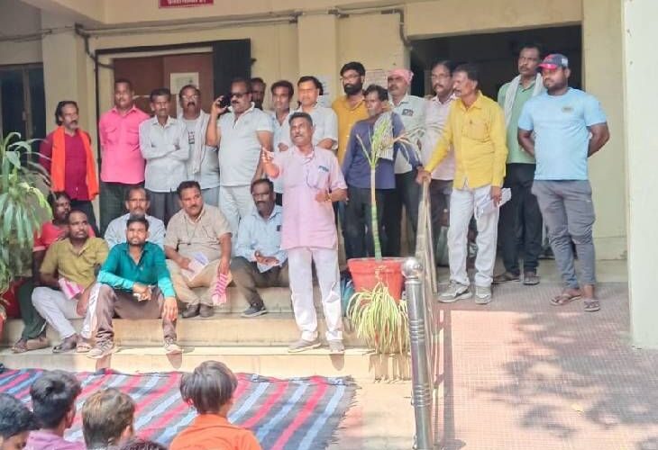 Cleaning workers protested against Lucknow Municipal Corporation | लखनऊ नगर निगम पर सफाई कर्मचारियों ने किया प्रदर्शन: ठेकेदार की गिरफ्तारी के विरोध में आए कर्मी – Lucknow News