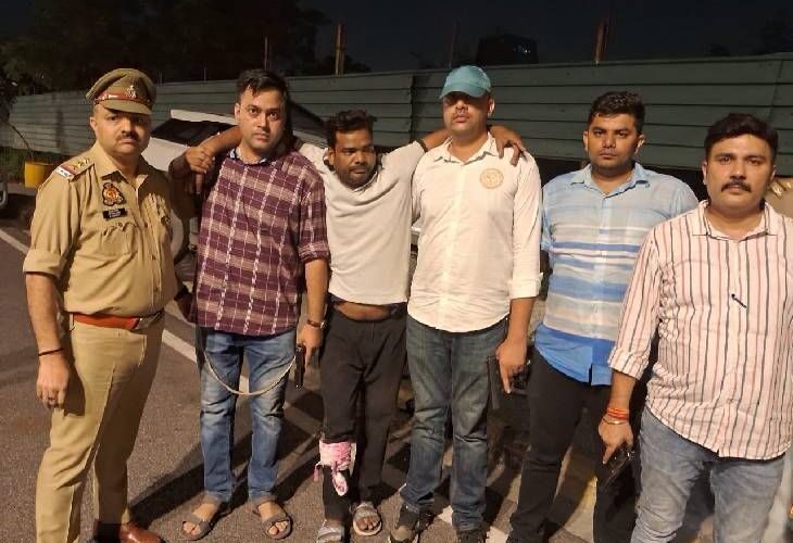 Noida police encounter with three criminals A miscreant got shot in the leg, two arrested after combing operation, they used to commit theft in houses | नोएडा पुलिस की तीन बदमाशों से मुठभेड़: एक बदमाश के पैर में लगी गोली, कांबिंग के बाद दो गिरफ्तार, घर में करते है चोरी – Noida (Gautambudh Nagar) News