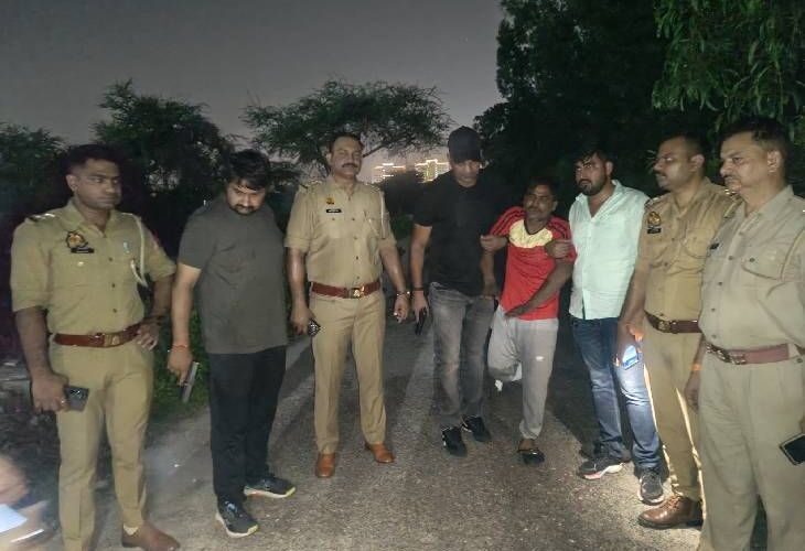 Noida police encounter with a vicious criminal Shot in the leg, 12 cases registered against him, used to rob passersby | नोएडा पुलिस की शातिर बदमाश से मुठभेड़: पैर में लगी गोली, 12 मुकदमे है दर्ज, राहगीरों से करता था लूटपाट – Noida (Gautambudh Nagar) News
