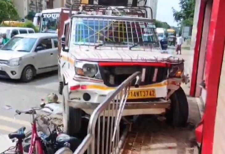 High speed pickup hit a car in Noida Two bike riders died, third one is in critical condition, accused driver absconding | नोएडा में तेज रफ्तार पिकअप ने मारी टक्कर: बाइक सवार दो की मौत, तीसरे की हालत गंभीर, आरोपी चालक फरार – Noida (Gautambudh Nagar) News