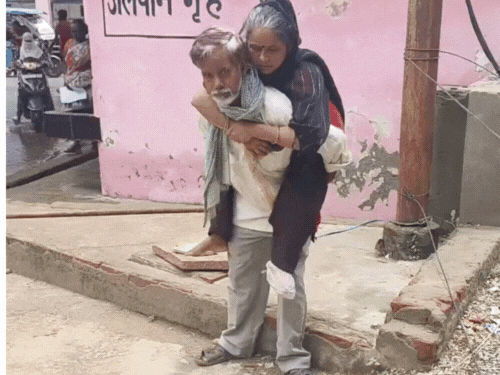 This hospital does not have wheelchairs for patients | इस अस्पताल में मरीजों के लिए नहीं है व्हीलचेयर: आगरा के जिला अस्पताल में पीठ पर पत्नी को ले जाता दिखा पति, VIDEO – Agra News