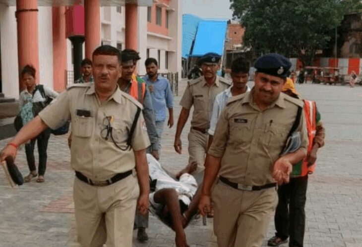 A passenger slipped while trying to catch a moving train and his leg got cut | चलती ट्रेन पकड़ने में फिसला यात्री, पैर कटा: अलीगढ़ में एंबुलेंस नहीं आई तो RPF जवानों ने स्ट्रेचर 1KM दूर अस्पताल पहुंचाया, झारखंड का निवासी है घायल – Aligarh News