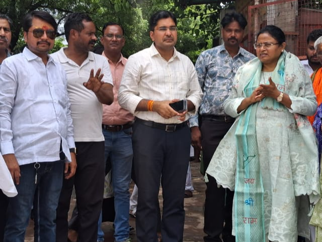 Agra Mayor inspected the preparations for Balkeshwar fair | आगरा महापौर ने किया बल्केश्वर मेला क्षेत्र का निरीक्षण: नगर आयुक्त अंकित खंडेलवाल भी रहे साथ, मेले से पहले जरूरी व्यवस्थाओं को लेकर दिए निर्देश – Agra News