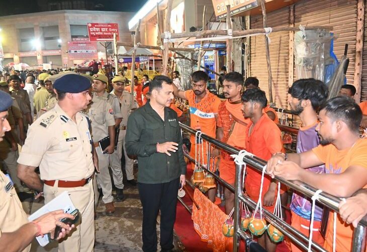 In Varanasi, devotees and Kanwarias are being monitored from land, water and sky | वाराणसी में जल-थल और आकाश से श्रद्धालुओं-कांवरियों की निगहबानी: AI-ANPR कैमरों समेत 8 ड्रोन से पेट्रोलिंग, टीथर्ड ड्रोन से लंबी उड़ान पर नजर – Varanasi News