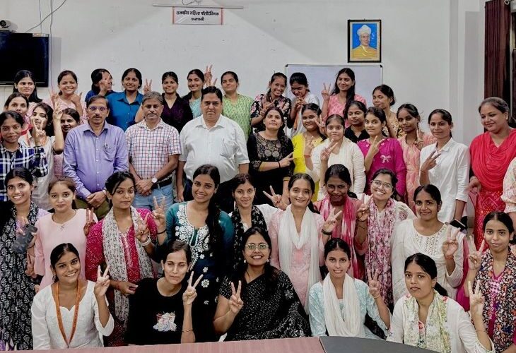 American company recognized the talent of girl polytechnic students varanasi | अमेरिकी कंपनी ने पहचानी बालिका पॉलिटेक्निक छात्राओं की मेधा: टेक्सटाइल-फैशन डिज़ाइन में उकेरी काशी की संस्कृति, 72 छात्राओं में 36 को मिली नौकरी – Varanasi News
