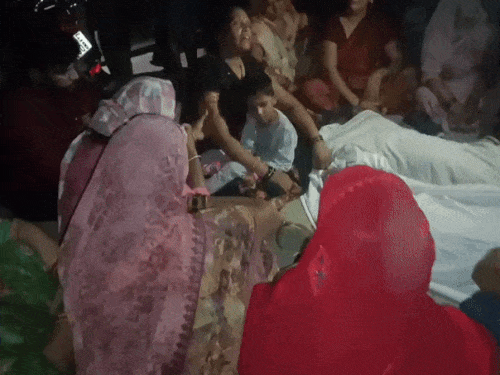 Merchant Navy officer’s wife and daughter died after being crushed by a truck in varanasi | ट्रक से कुचलकर मर्चेंट नेवी अफसर की पत्नी-बेटी की मौत: वाराणसी में परिजनों का संदहा चौराहे पर 6 घंटे चक्काजाम, घायल पति की हालत गंभीर – Varanasi News